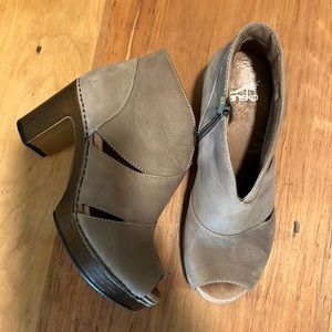 Dansko Women’s Delphina Bootie 37